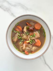 Bol de soupe de légumes aux herbes fraîches