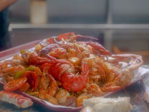 Plateau de fruits de mer épicés, illustration de spécialités généreuses