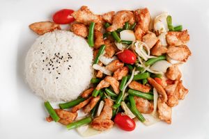 Poulet sauté avec riz et légumes, illustration de plat chaud asiatique