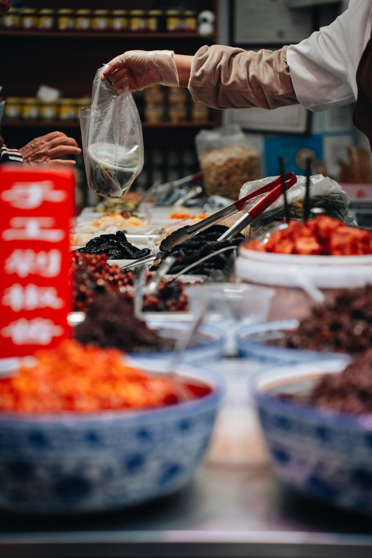Épices et ingrédients colorés évoquant la cuisine asiatique