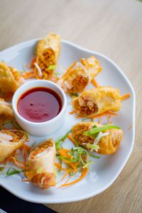 Nems croustillants servis avec sauce, illustration d’entrée asiatique