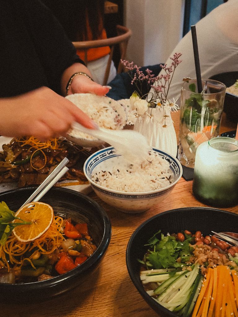 Table de spécialités asiatiques partagées dans une ambiance conviviale à Strasbourg