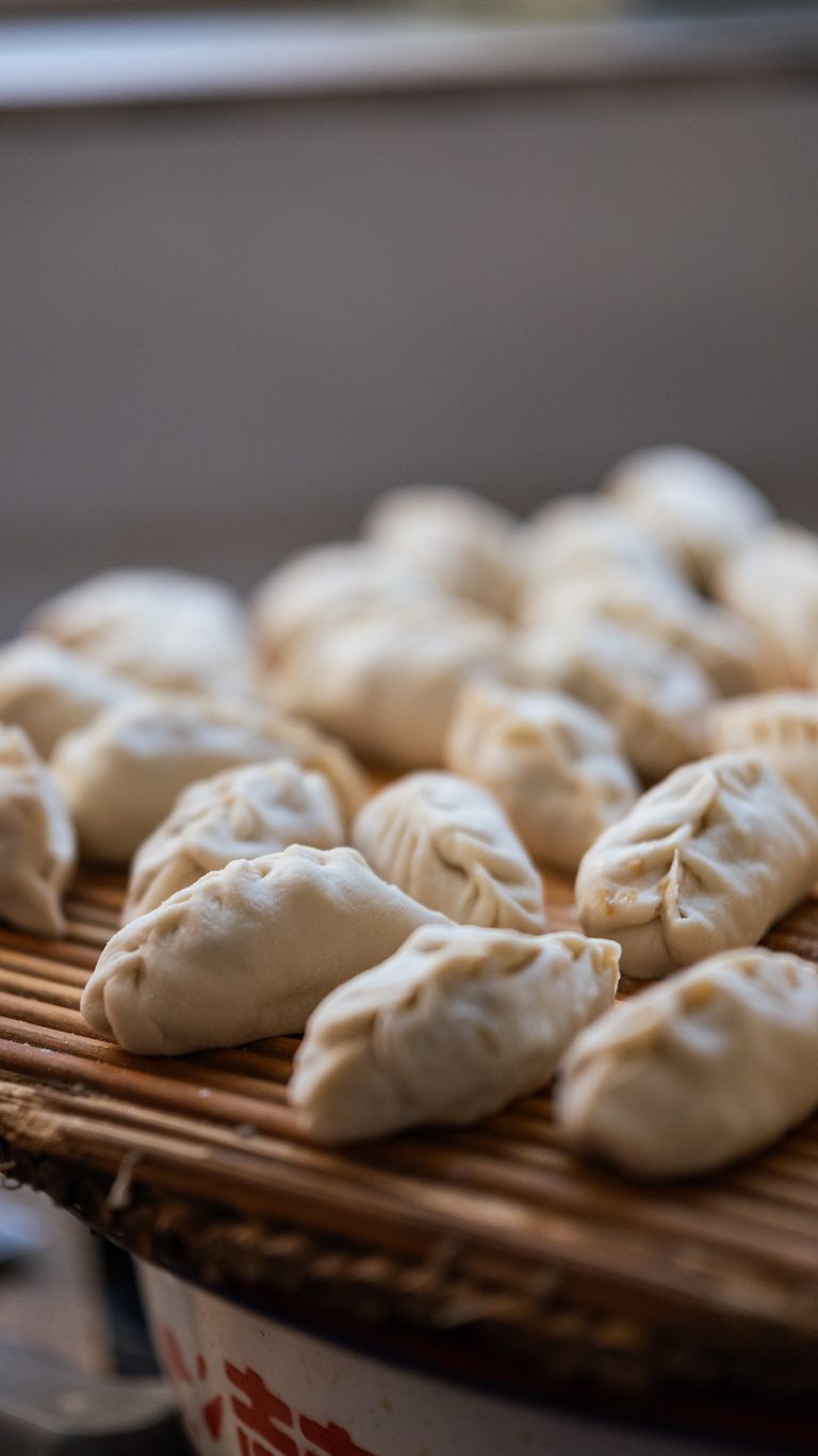 Raviolis chinois maison disposés sur un plateau en bambou