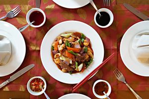 Plat asiatique coloré avec légumes et baguettes