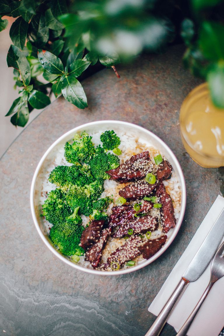 Plat de bœuf et brocoli servi avec du riz au restaurant chinois La Grande Muraille à Strasbourg